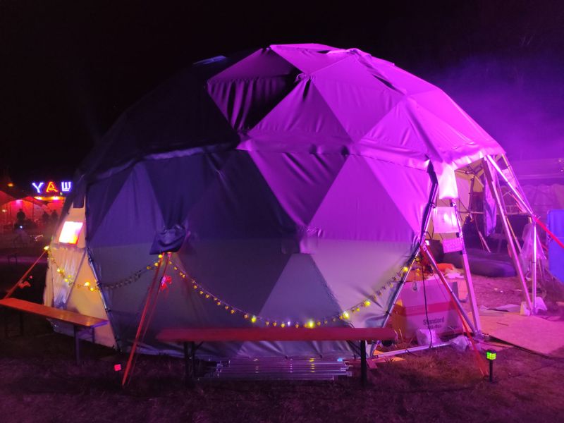 Datei:Dome 2.0 at night at cccamp19.jpg