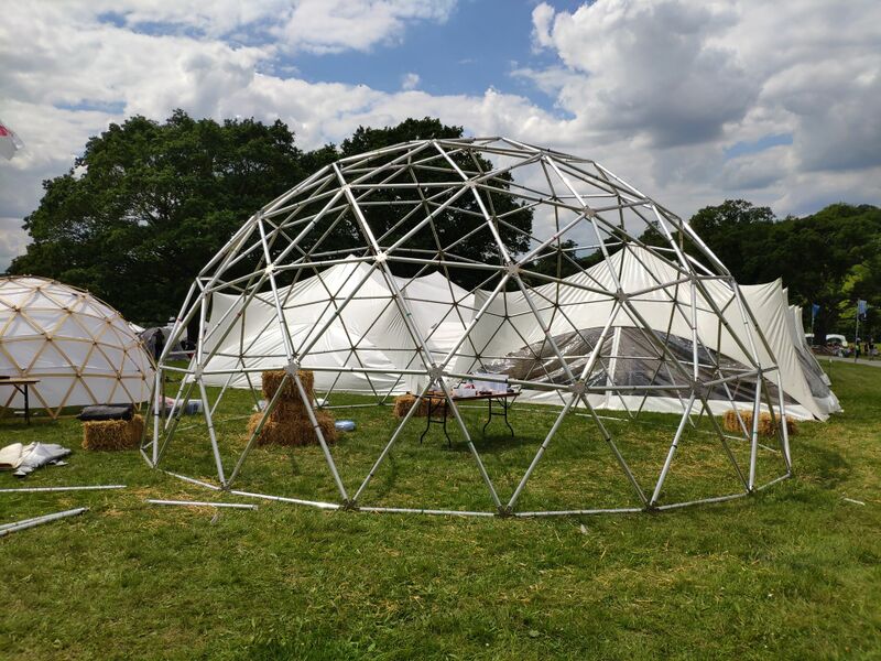 Datei:Dome mit ohne Plane EMF.jpg