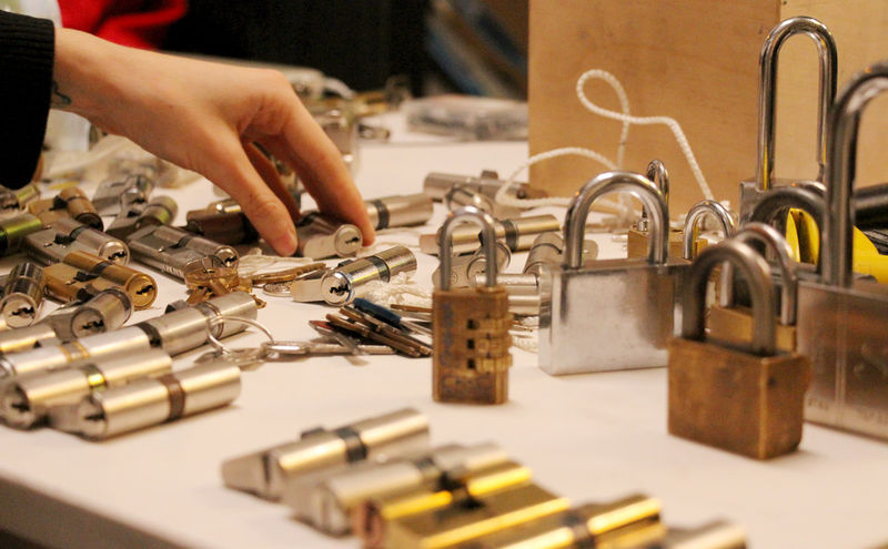 Datei:Lockpicking.jpg
