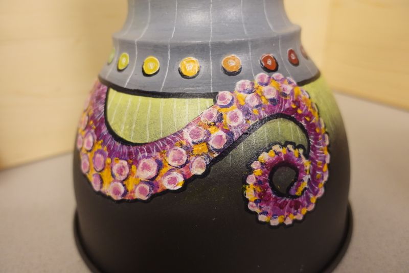 Datei:Bar lamps finished lamp detail tentacle.jpg