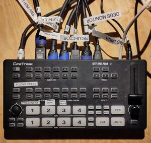 Foto eines Videomischpults, es hat 4 HDMI Eingänge und 2 Ausgänge, viele Buttons zum Einschalten und Umschalten.