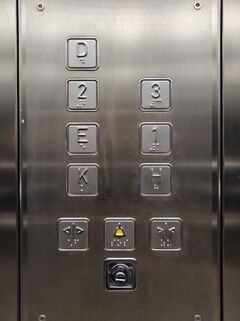 Aufzug-Braille2.jpg