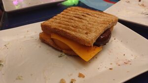 Ein Toast mit Cheddar, Pfirsich, Preiselbeermarmelade und Lebkuchen