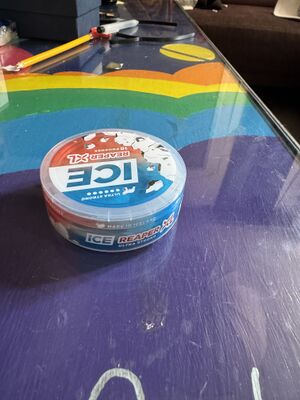 Eine Dose Snus liegt auf einem Tisch im Hauptraum
