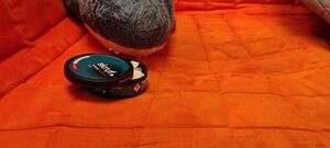 Eine Dose Snus liegt auf einem Knopparp vor einem Blåhaj