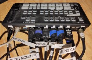 Foto der Rückseite des Videomischpults, Anschlüssel vlnr Strom, Ethernet, 2x USB 2 HDMI Ausgänge 4 HDMI Eingänge, 2 Audio Miniklinke Eingänge und ein Kopfhörerausgang.