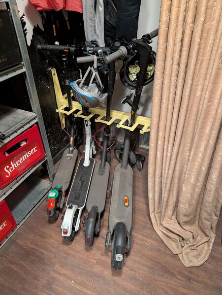 Datei:Scooterparkplatz fast voll.jpg